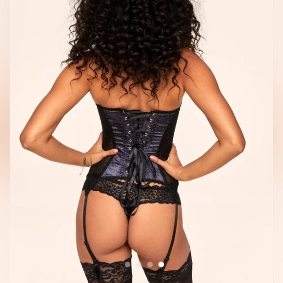 Gorgeous Corset w/attached Garters - Picture 3 of 8
